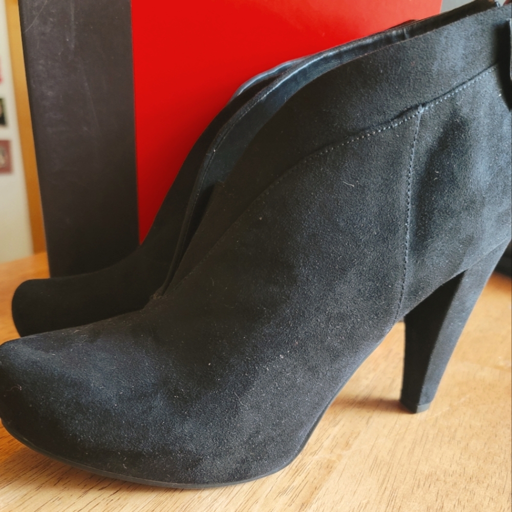 G by Guess Black Faux Suede Ankle Booties Size 10 NIB
